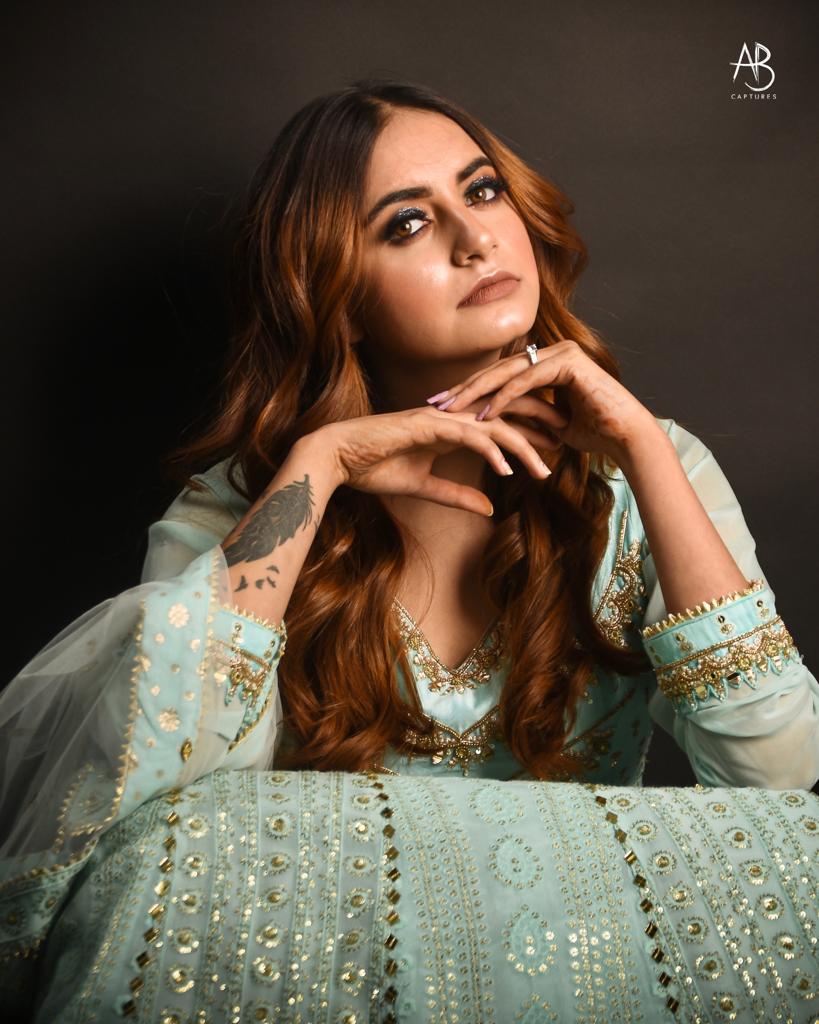 Mateena Rajput is a rising star in the Indian entertainment industry. At just 23 years old, she has already made a name for herself in Tollywood, Bollywood, and the Punjabi music industry. Her passion for acting started at a young age, and she has always been determined to pursue it as a career.