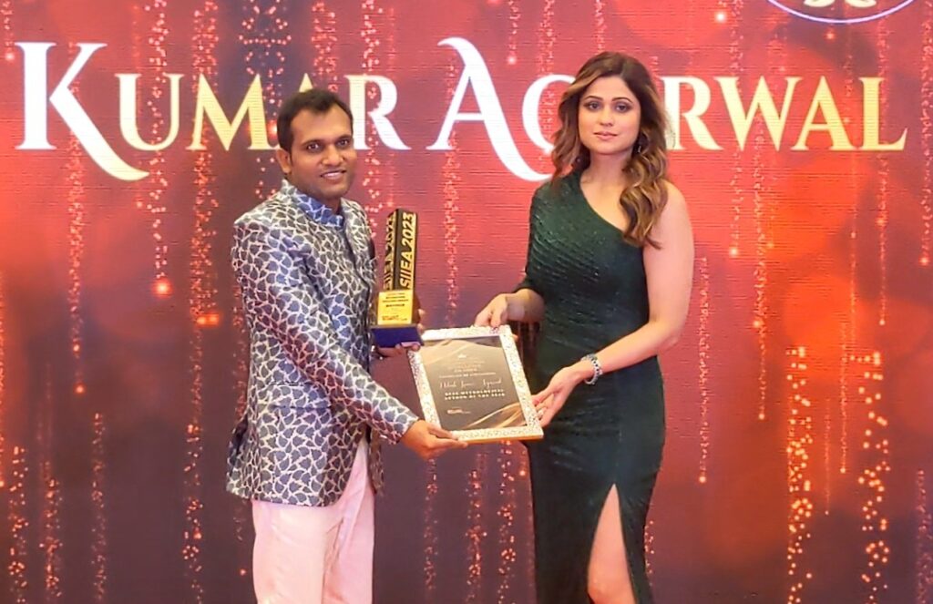 Shamita Shetty Presents Prestigious Mythological Author of the Year Award to Nilesh Kumar Agarwal at Glittering Sahika Event.