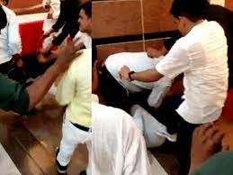 Shoe Thrown at Samajwadi Party Leader; Accused Assaulted by Party Workers