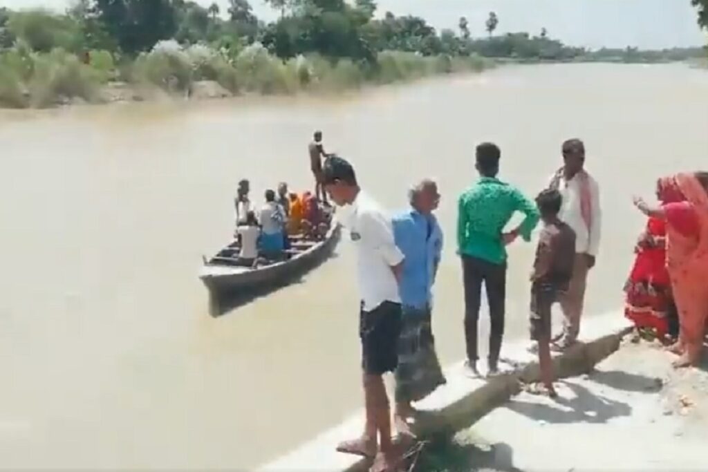 Tragedy Strikes as Boat Capsizes in Bihar's Saryu River: 2 Dead, 7 Missing