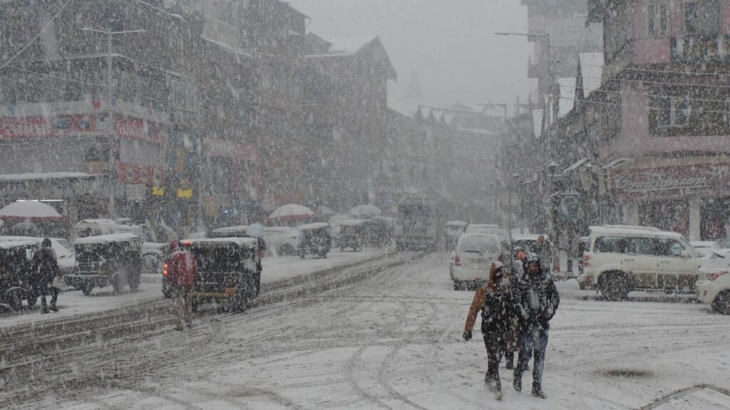 "Fresh Snowfall and Rainfall Blanket Jammu and Kashmir, MeT Issues Avalanche Warning"