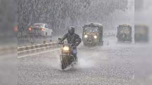 Light Rainfall Expected in Delhi, Visibility Issues Persist as Western Disturbance Approaches