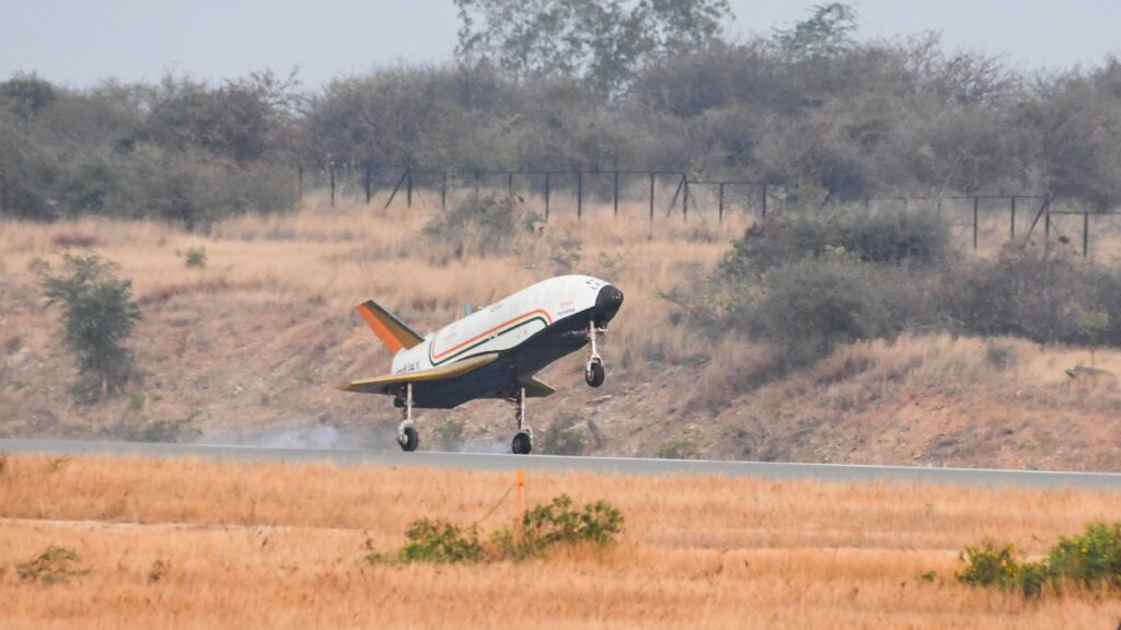 "IAF and ISRO Successfully Test 'Pushpak' Space Shuttle with Helicopter Drop from 15,000 Feet Altitude"