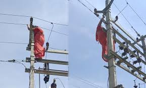 Dramatic Scene in Uttar Pradesh as Woman Climbs Electric Pole Amid Extramarital Affair Revelation