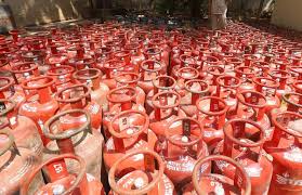Cooking Gas Price Hiked by ₹50 per Cylinder; Excise Duty on Petrol, Diesel Increased but No Retail Price Change