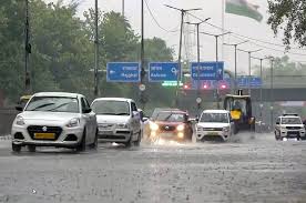 Dust Storm and Hail Disrupt Delhi Flights, Cause Travel Chaos and Traffic Snarls