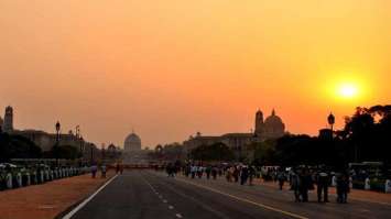 Delhi Sizzles at 42°C; Dusty Winds and More Heat Expected This Week, Says IMD